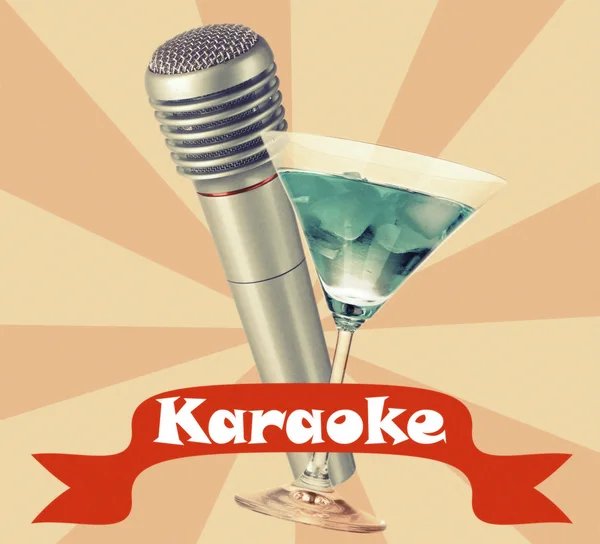 Micrófono de plata y cóctel sobre fondo retro de color, concepto de karaoke — Foto de Stock