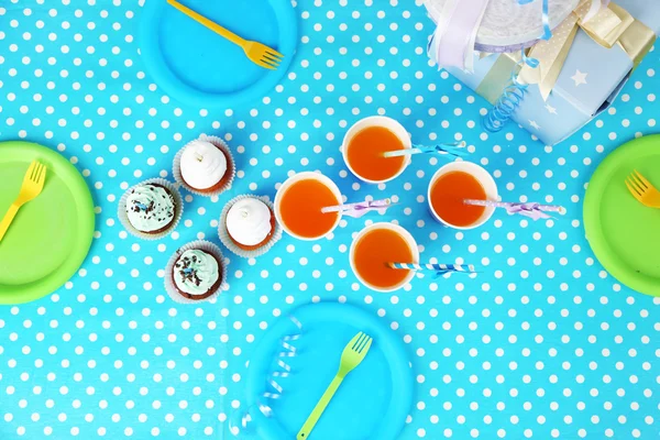 Mesa de cumpleaños preparada para fiesta de niños — Foto de Stock