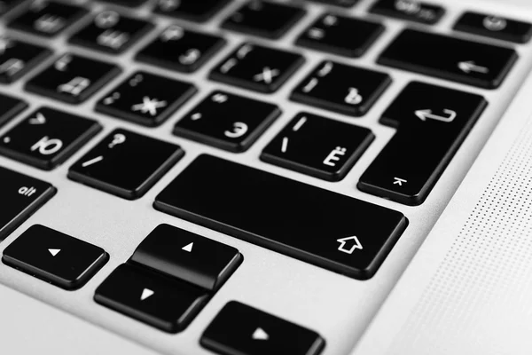 クローズ アップ現代のラップトップのキーボード — ストック写真