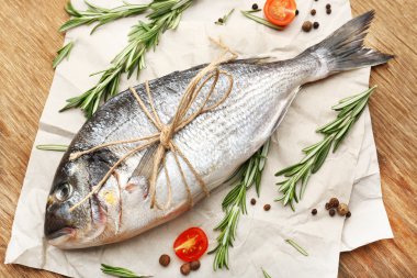 Taze çiğ balık ve gıda maddeleri masada