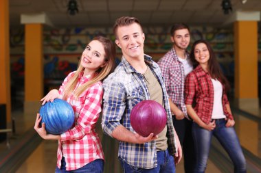 Bowling kulübündeki arkadaşlarının portresi.