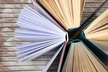 Tahta zemin üzerinde kitap grubu, üst görünüm