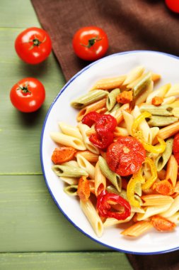 Biber, havuç ve domates ahşap masa arka plan ile makarna salatası