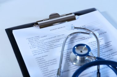 Pano .tıp tarihine ışık arka plan üzerinde stetoskop ile