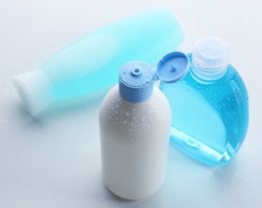 Beyaz üzerine izole edilmiş kozmetik şişeler
