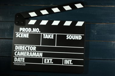 Tahta arka planda film alkışlaması