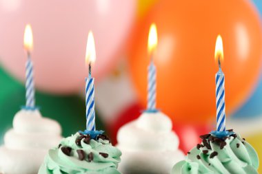 Lezzetli doğum günü kek parlak zemin üzerine