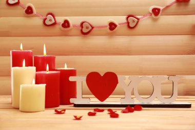 Ahşap arka plan, aşk kavramı üzerinde romantik mum