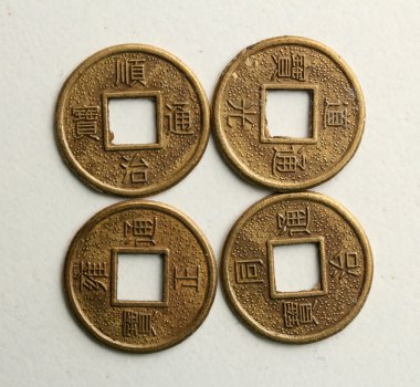 feng shui sikke üzerinde beyaz izole