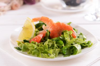 Tablo yakın çekim üzerinde plaka üzerinde lezzetli deniz ürünleri