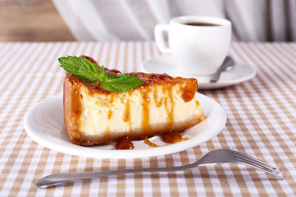 Peynir pasta ve kahve masa örtüsü perde arka plan üzerinde üzerinde — Stok fotoğraf
