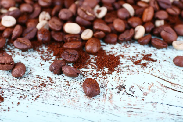 Kaffeebohnen auf hellblauem Holzhintergrund — Stockfoto