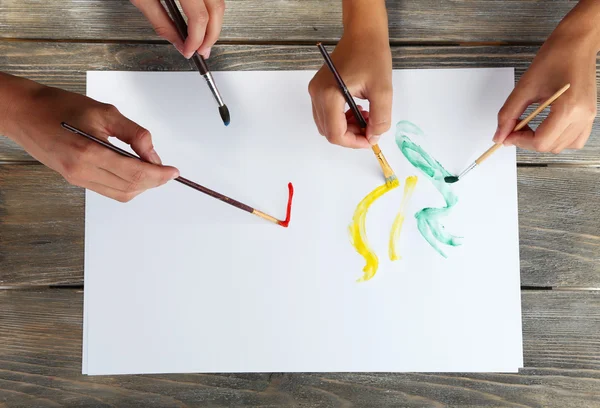 Dos niñas pintando con pincel y pinturas de colores —  Fotos de Stock