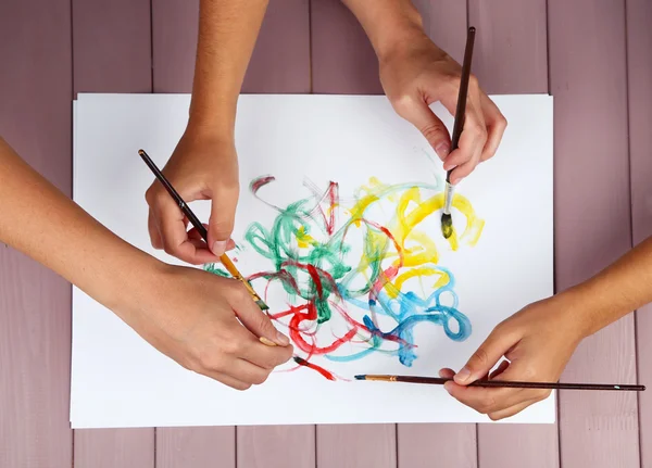 Zwei Mädchen malen mit Pinsel und bunten Farben — Stockfoto