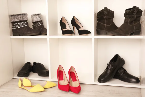 Colección de zapatos en estantes — Foto de Stock