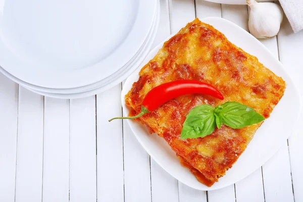 Del av välsmakande lasagne på bord — Stockfoto