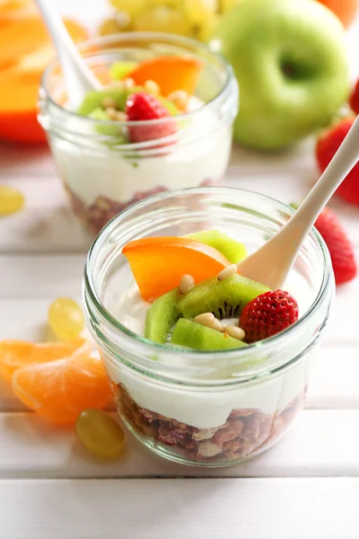 Sobremesa saudável com muesli e frutas na mesa — Fotografia de Stock