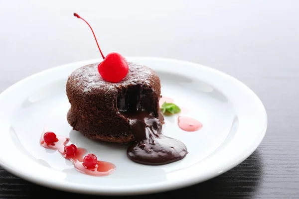 Heißer Schokoladenpudding mit Fondant-Zentrum auf Teller, Nahaufnahme — Stockfoto