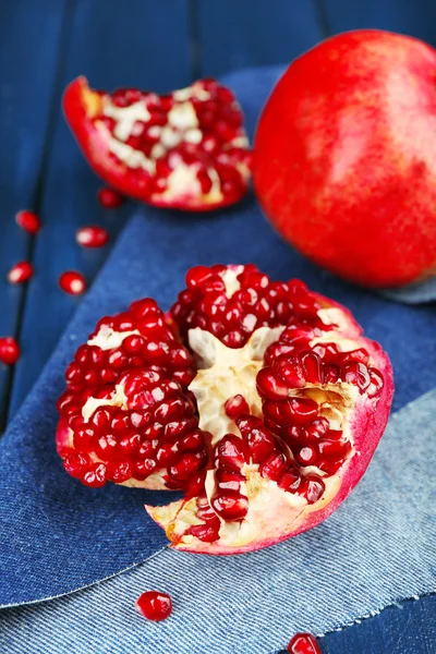 Sappige rijp Granaatappels op houten tafel — Stockfoto