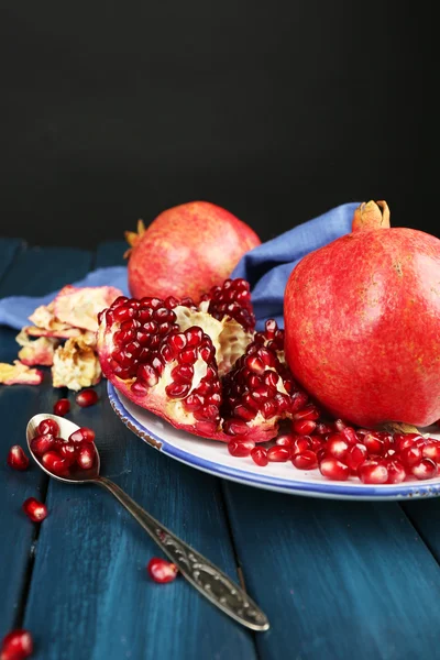 Sappige rijp Granaatappels op houten tafel, op donkere achtergrond — Stockfoto