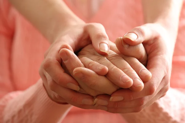 Alt und Jung Händchen haltend — Stockfoto