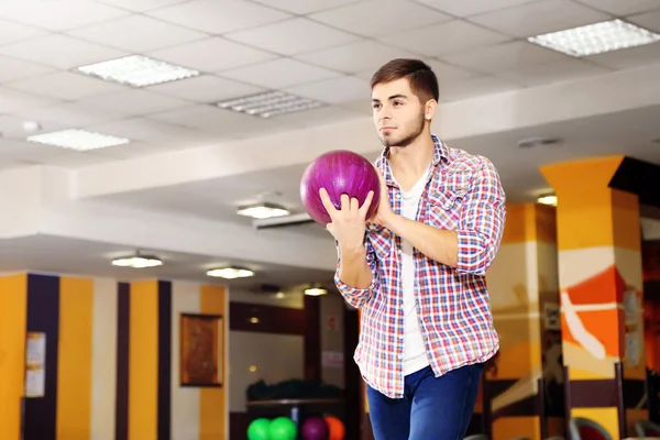 Jeune homme jouant au bowling club — Photo