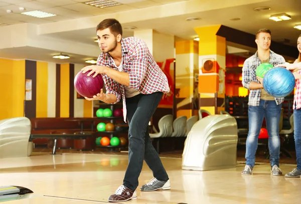 Przyjaciele grać w bowling club — Zdjęcie stockowe