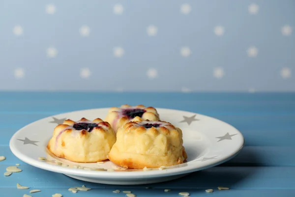 Köstlicher Käsekuchen auf dem Tisch, auf farbigem Hintergrund — Stockfoto