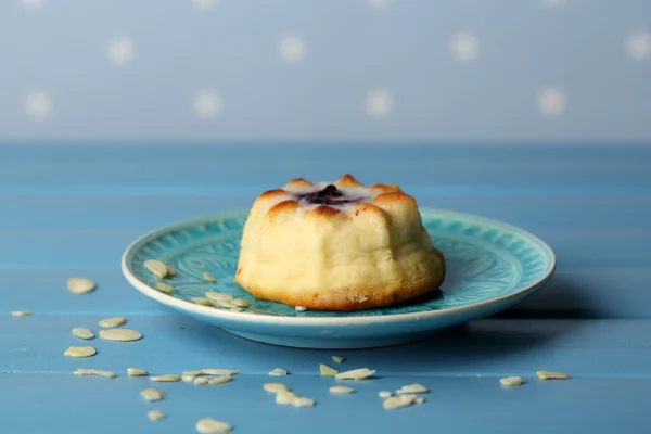 Delicioso pastel de queso en la mesa, sobre fondo de color — Foto de Stock