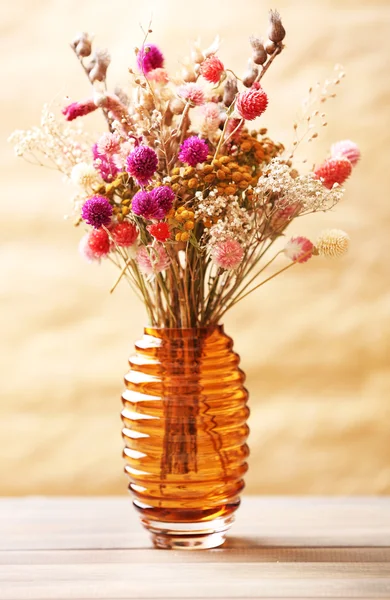 Αποξηραμένα λουλούδια στο ζωηρόχρωμο κλίμα — Φωτογραφία Αρχείου