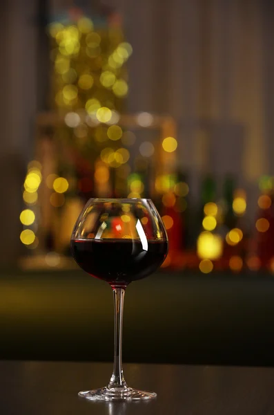 Glas rött vin i bar på suddig bakgrund — Stockfoto