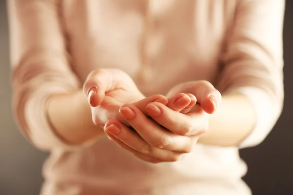 Mani femminili su sfondo scuro — Foto Stock