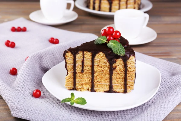 Torta al cioccolato sul tavolo — Foto Stock