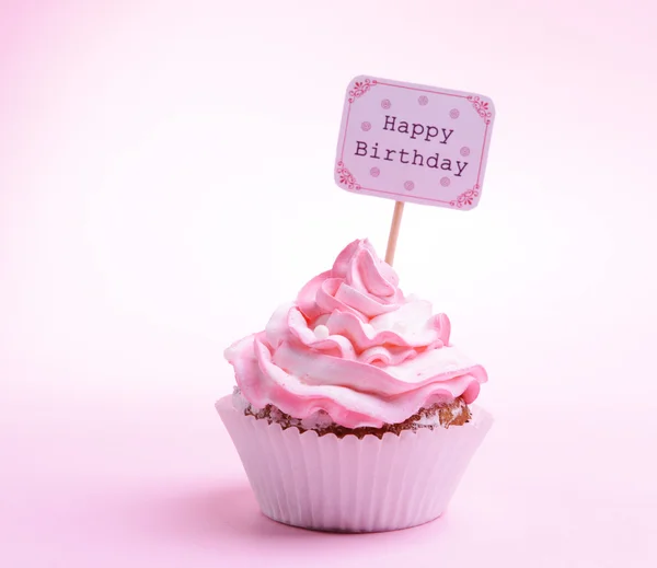 Heerlijke cupcake met inscriptie op tafel op roze achtergrond — Stockfoto