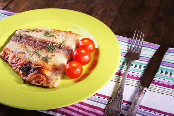 バサ フィレ肉のローズマリーと木製のテーブル背景に板のチェリー トマトの料理 — ストック写真