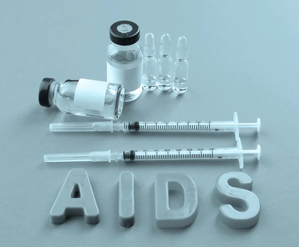 Лекарства со словом СПИД на розовом фоне — стоковое фото
