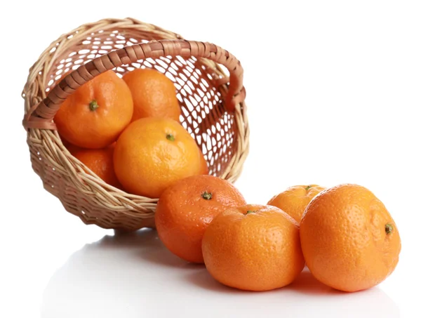 Mandarinen im Korb isoliert auf weiß — Stockfoto