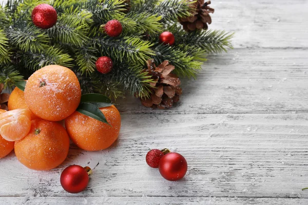 Christmas composition with tangerines on wooden background — Stock Photo, Image