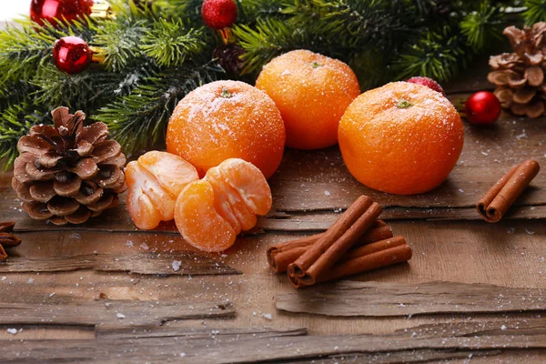 Рождественская композиция с мандаринами на деревянном фоне — стоковое фото
