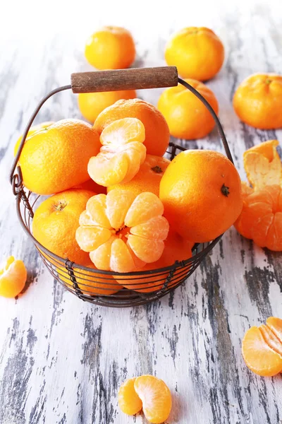 Tangerinas na mesa de madeira — Fotografia de Stock