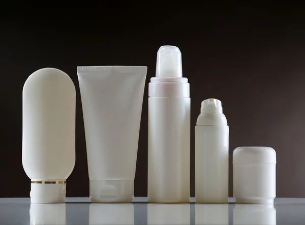 Kozmetikai palackok sötét háttér csoport — Stock Fotó