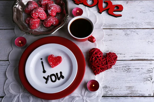 Biscotto in forma di cuore su piatto con iscrizione I Love You su sfondo tavolo in legno colore — Foto Stock