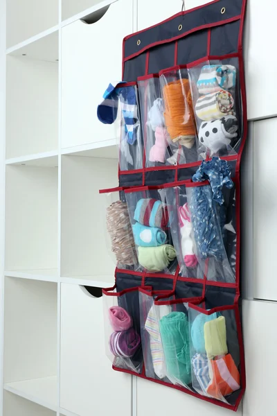 Diferentes calcetines en bolsa colgante en fondo armario —  Fotos de Stock