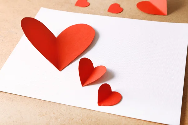 Karta s papírové srdce — Stock fotografie