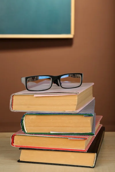 Pila di libri con occhiali — Foto Stock