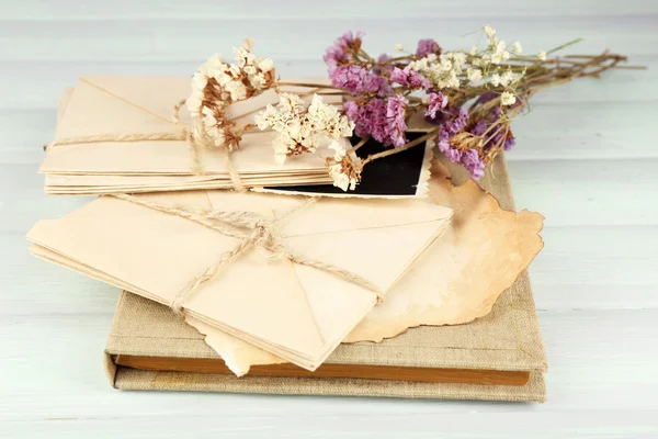 Recuerdos vintage con flores secas sobre fondo de madera — Foto de Stock