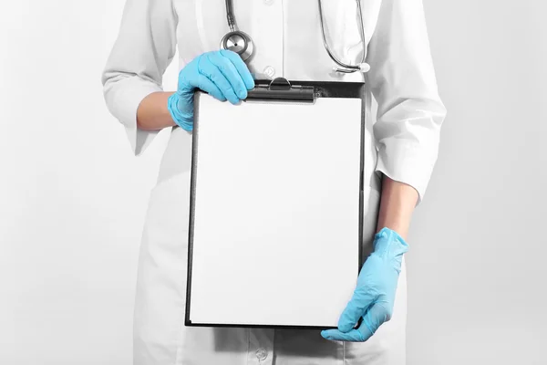 Doktor holding panoya açık renkli — Stok fotoğraf