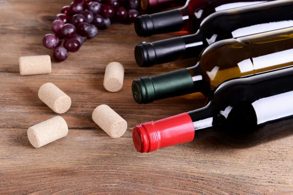 Diferentes botellas de vino en primer plano de mesa —  Fotos de Stock