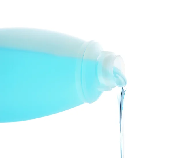 Líquido cosmético que vierte de la botella aislada en blanco — Foto de Stock