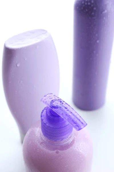 Kosmetické láhve izolované na bílém — Stock fotografie